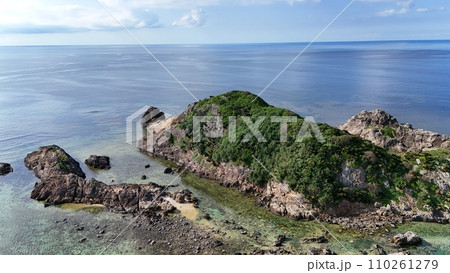 ドローンで上空から撮影した沖縄の小島 ドローンで上空から撮影した沖縄の小島 110261279