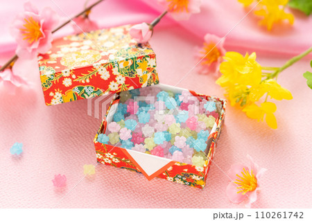 ひな祭りイメージ~金平糖と桃の花と菜の花 ひな祭りイメージ~金平糖と桃の花と菜の花 110261742