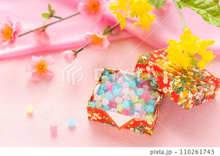 ひな祭りイメージ～金平糖と桃の花と菜の花 110261743