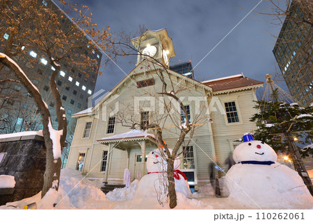 札幌時計台の夜景と雪だるま 北海道札幌市 札幌時計台の夜景と雪だるま 北海道札幌市 110262061