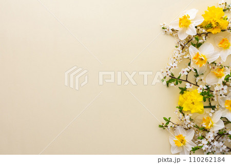 Festive background with spring flowers 110262184