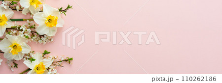 Festive background with spring flowers 110262186
