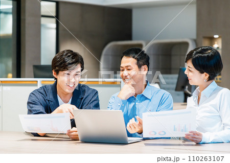 若手社員と打合わせする先輩ビジネスマン 撮影協力:WEEK芝大門(サンフロンティア不動産) 若手社員と打合わせする先輩ビジネスマン 撮影協力:WEEK芝大門(サンフロンティア不動産) 110263107