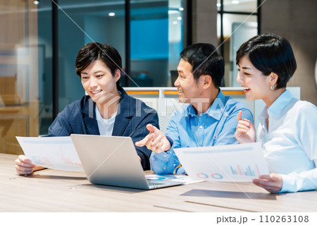 若手社員と打合わせする先輩ビジネスマン　撮影協力：WEEK芝大門(サンフロンティア不動産) 110263108