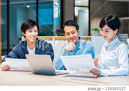 若手社員と打合わせする先輩ビジネスマン 撮影協力:WEEK芝大門(サンフロンティア不動産) 若手社員と打合わせする先輩ビジネスマン 撮影協力:WEEK芝大門(サンフロンティア不動産) 110263127