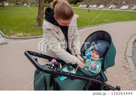 mother to fasten her son with seat belts 110263444