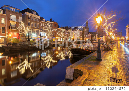 Christmas Leiden canal Oude Rijn 110264872
