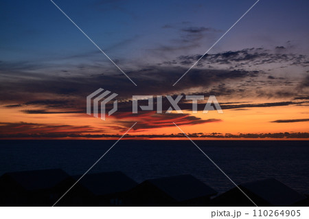 日没後の夕焼け　北海道　日本海沿岸　初山別村みさき台公園　 110264905