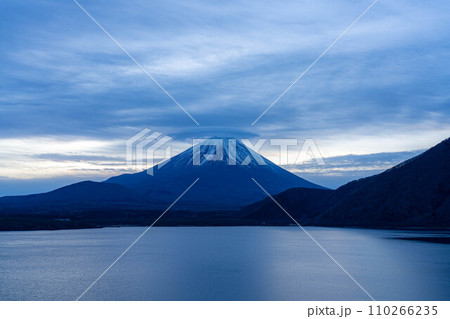 【富士山素材】本栖湖から見る曇りで傘雲をかぶった富士山【山梨県】 110266235