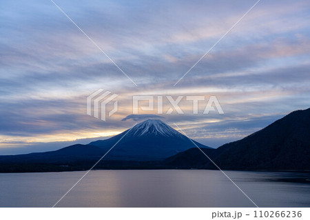 【富士山素材】本栖湖から見る曇りで傘雲をかぶった富士山【山梨県】 110266236