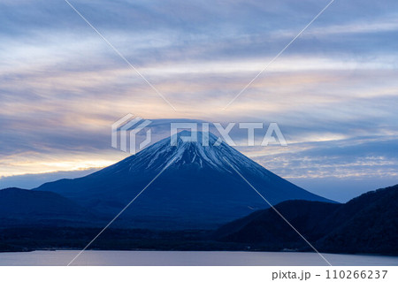 【富士山素材】本栖湖から見る曇りで傘雲をかぶった富士山【山梨県】 【富士山素材】本栖湖から見る曇りで傘雲をかぶった富士山【山梨県】 110266237