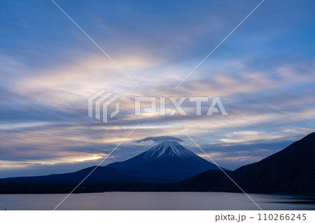 【富士山素材】本栖湖から見る曇りで傘雲をかぶった富士山【山梨県】 110266245