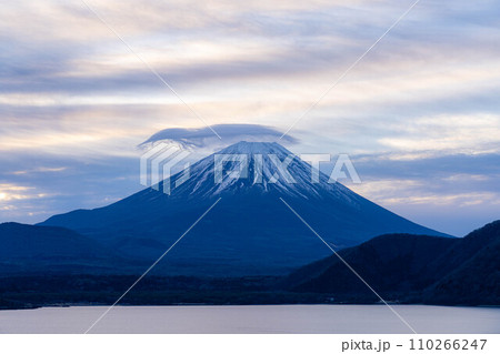 【富士山素材】本栖湖から見る曇りで傘雲をかぶった富士山【山梨県】 110266247