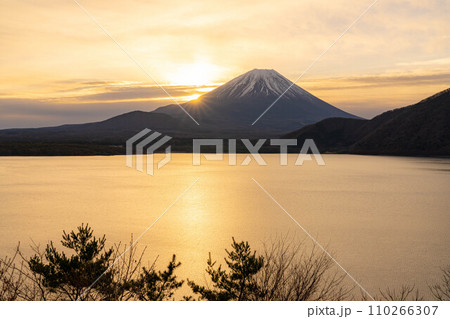 【富士山素材】本栖湖から見る日の出と朝焼けの風景【山梨県】 110266307