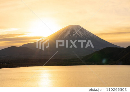 【富士山素材】本栖湖から見る日の出と朝焼けの風景【山梨県】 110266308