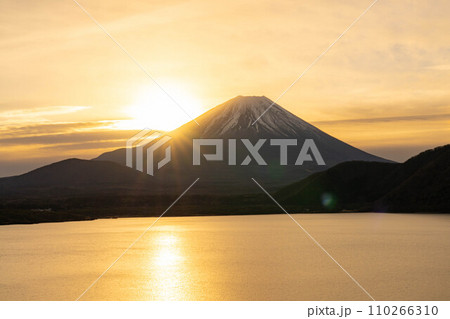 【富士山素材】本栖湖から見る日の出と朝焼けの風景【山梨県】 110266310