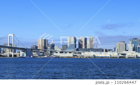豊洲からみた東京港 110266447