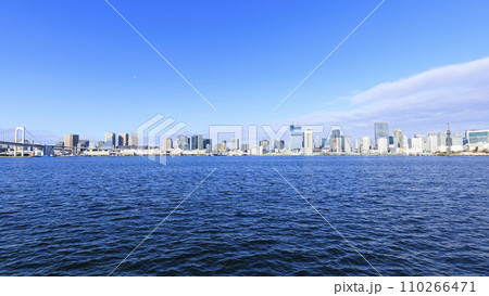 豊洲からみた東京港 110266471
