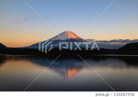 夕焼けの空と逆さ富士の絶景(精進湖) 夕焼けの空と逆さ富士の絶景(精進湖) 110267356
