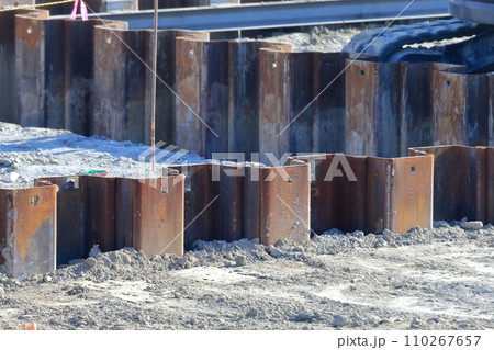 打ち終わった山留シートパイル (鋼矢板) 打ち終わった山留シートパイル (鋼矢板) 110267657