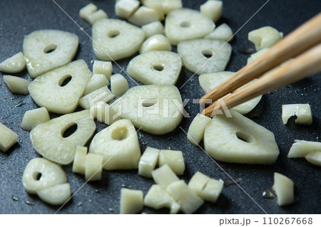 にんにく(スライスと粗みじん切り)をフライパンで炒める調理シーン。 110267668