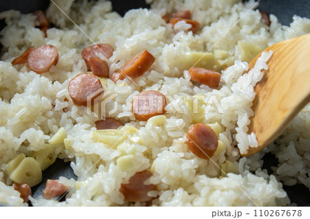 ガーリックライス(ウインナー入り)、調理シーン。 110267678