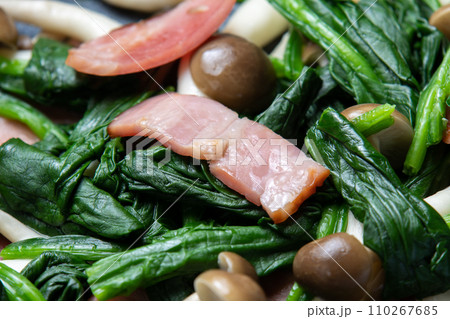 ほうれん草とベーコンをフライパンで炒める調理シーンのアップ。 ほうれん草とベーコンをフライパンで炒める調理シーンのアップ。 110267685