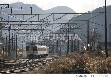 東海道線・近江長岡駅を走る列車 東海道線・近江長岡駅を走る列車 110267996