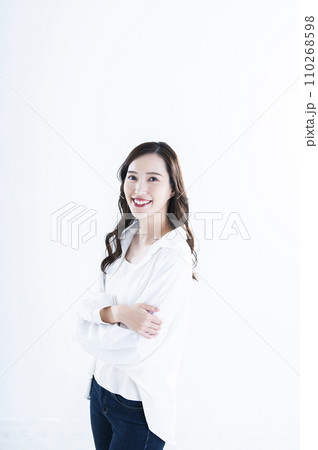 女性 笑顔 カメラ目線 ポートレート 白バック 女性 笑顔 カメラ目線 ポートレート 白バック 110268598