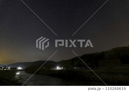 春の星景　山里の川と星空 110268619