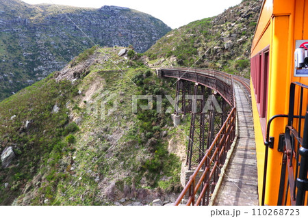 ニュージーランド南島の山岳地帯を走る「タイエリ渓谷鉄道」、渓谷に架かる鉄橋 110268723