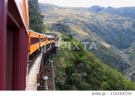 ニュージーランド南島の山岳地帯を走る「タイエリ渓谷鉄道」石造りの橋脚の一部 110268726
