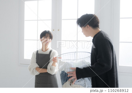 家事が遅いので嫁に注意される夫 家事が遅いので嫁に注意される夫 110268912