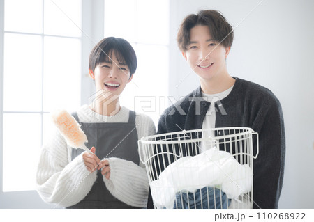 洗濯物や掃除、家事を一緒にする夫婦やカップル カメラ目線 洗濯物や掃除、家事を一緒にする夫婦やカップル カメラ目線 110268922