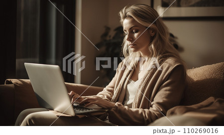 夜中に家でインターネットを使ってレビュー・誹謗中傷を書き込む欧米人女性 110269016