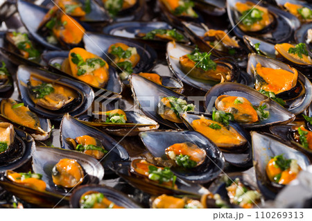 Mussels on baking tray 110269313