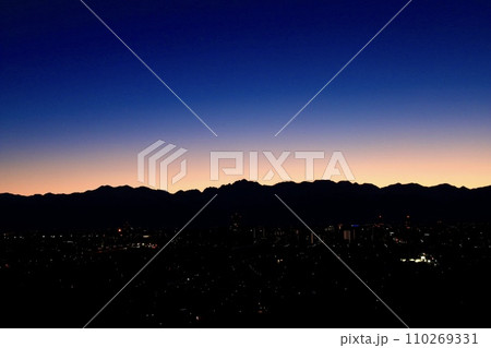 夜明け前の立山連峰 夜明け前の立山連峰 110269331