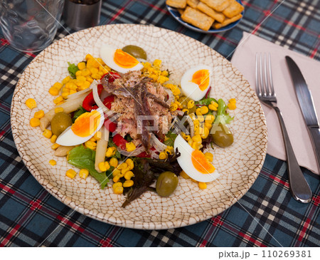 Traditional Spanish salad Xato 110269381