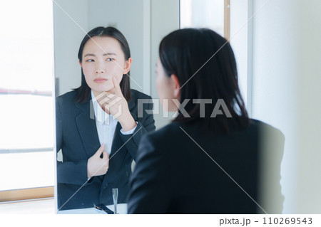 美容に悩む若いビジネスウーマン 110269543