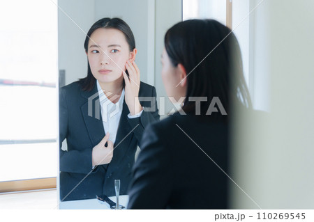 美容に悩む若いビジネスウーマン 美容に悩む若いビジネスウーマン 110269545