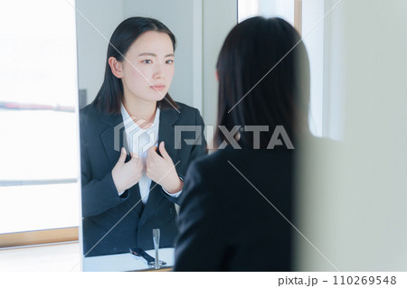 洗面所の鏡を見る若いビジネスウーマン(美容) 洗面所の鏡を見る若いビジネスウーマン(美容) 110269548