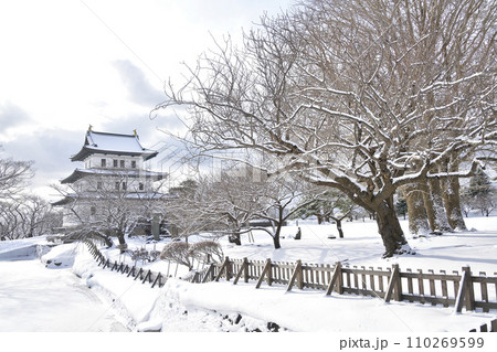 冬の北海道松前町で松前城址公園の風景を撮影 110269599