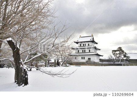 冬の北海道松前町で松前城址公園の風景を撮影 110269604
