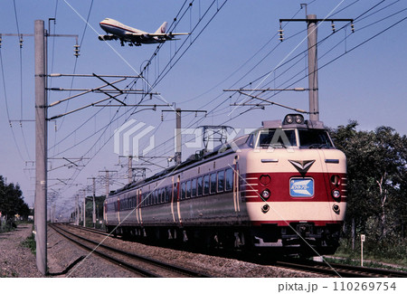 1987年 千歳空港えき付近のホワイトアローと飛行機 1987年 千歳空港えき付近のホワイトアローと飛行機 110269754