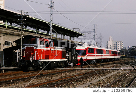 1987年　兵庫駅から発送される小田急電車 110269760