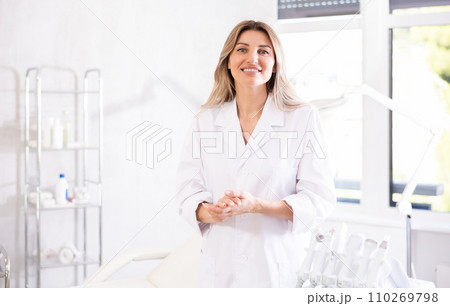 Young woman doctor posing with cosmetology apparatus 110269798