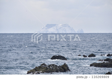 冬の北海道松前町で雪景色の松前小島の風景を撮影 110269809
