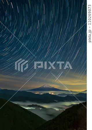 清水吉原の高台から見る真夜中の星の軌跡と雲海に富士山 清水吉原の高台から見る真夜中の星の軌跡と雲海に富士山 110269873