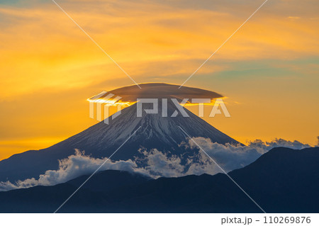 朝焼け空と笠雲に富士山 朝焼け空と笠雲に富士山 110269876