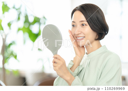 手鏡で肌を確認する女性　ヘアケア　スキンケア 110269969